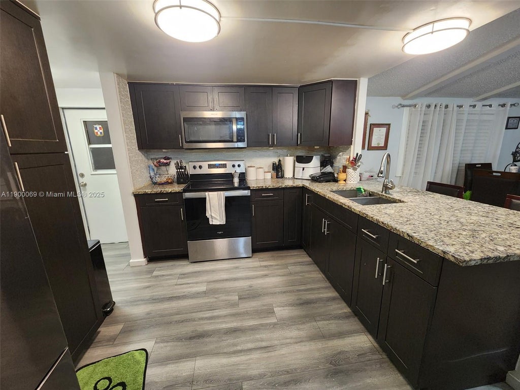 21640 Nw 3rd St, Pembroke Pines