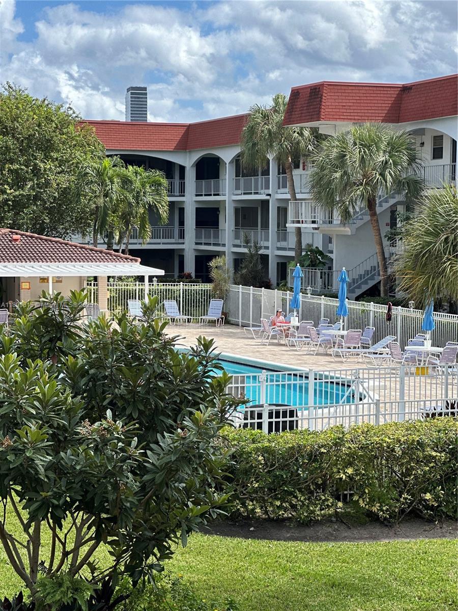 581 Blue Heron Dr 208-b, Hallandale Beach