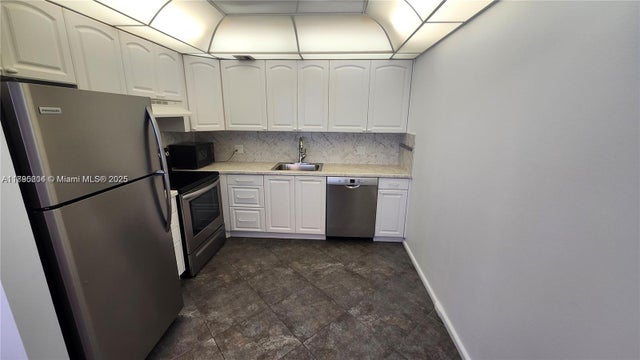 2 of 34 - 4065 N Lyndhurst N 4065, Deerfield Beach, FL
