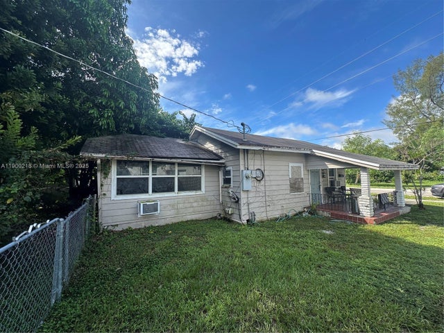 3 of 3 - 423 S 24th Ave, Hollywood, FL