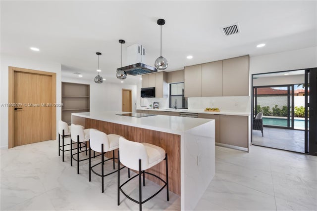 4 of 25 - 2415 Ne 35th Dr, Fort Lauderdale, FL