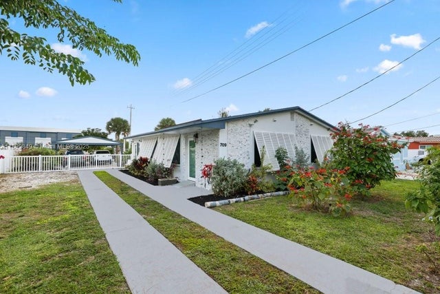 709 Nw 7th St, Dania Beach