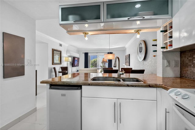 4 of 32 - 17090 Ne 14th Ave 103, Miami, FL