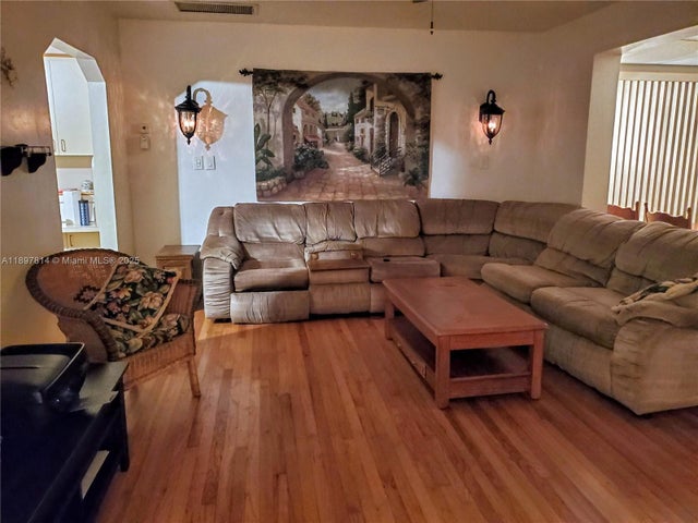 4 of 7 - 1846 Wiley St, Hollywood, FL