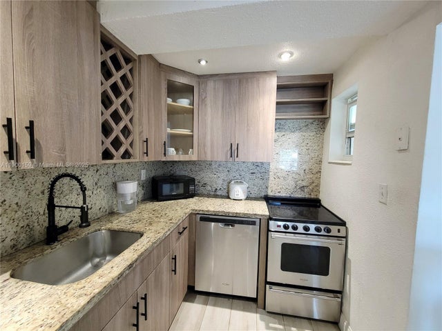 8609 Sw 68th Ct 5, Pinecrest