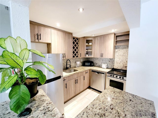 3 of 35 - 8609 Sw 68th Ct 5, Pinecrest, FL