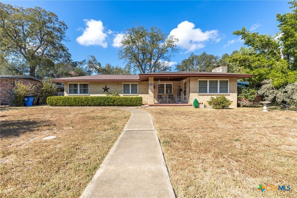 920 N River Street, Seguin