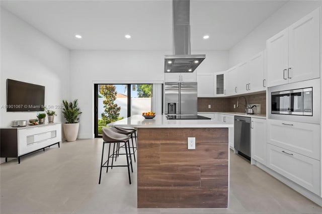 4 of 36 - 1041 W Lakewood Rd, West Palm Beach, FL