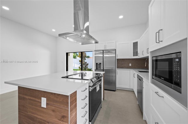 5 of 36 - 1041 W Lakewood Rd, West Palm Beach, FL