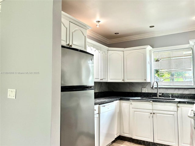 4 of 8 - 200 S Waterway Dr S 101, Lantana, FL
