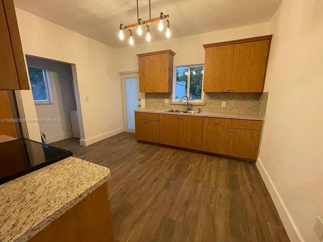 5 of 6 - 125 Sw 32nd Ct Rd, Miami, FL