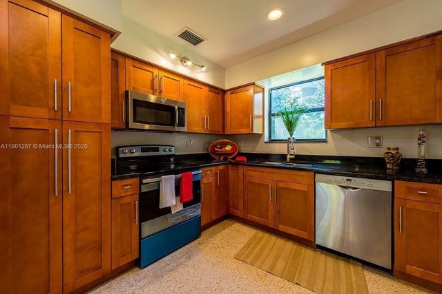 5 of 11 - 7830 Sw 99th St, Miami, FL