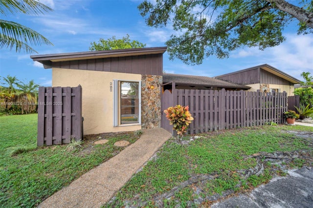 1 of 50 - 616 Briarwood Cir 1-44, Hollywood, FL