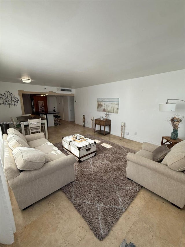 3 of 30 - 100 Lincoln Rd 1111, Miami Beach, FL