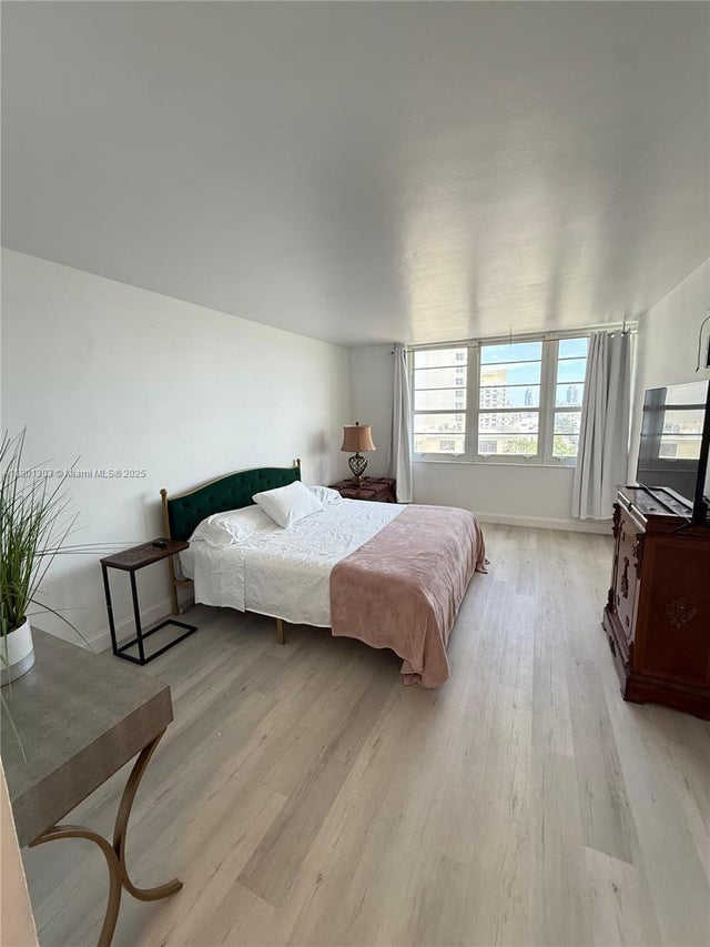 5 of 30 - 100 Lincoln Rd 1111, Miami Beach, FL