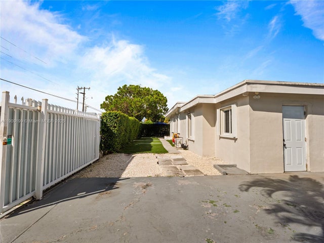 3 of 33 - 8401 Nw 24th Pl, Miami, FL