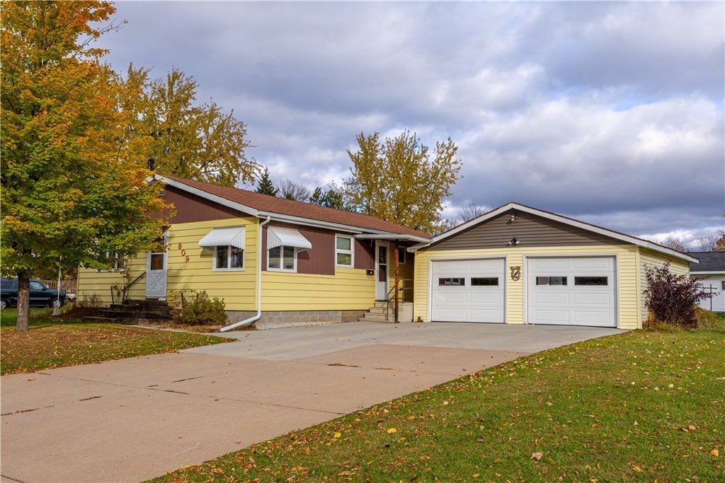 809 E 6th Street S, Ladysmith