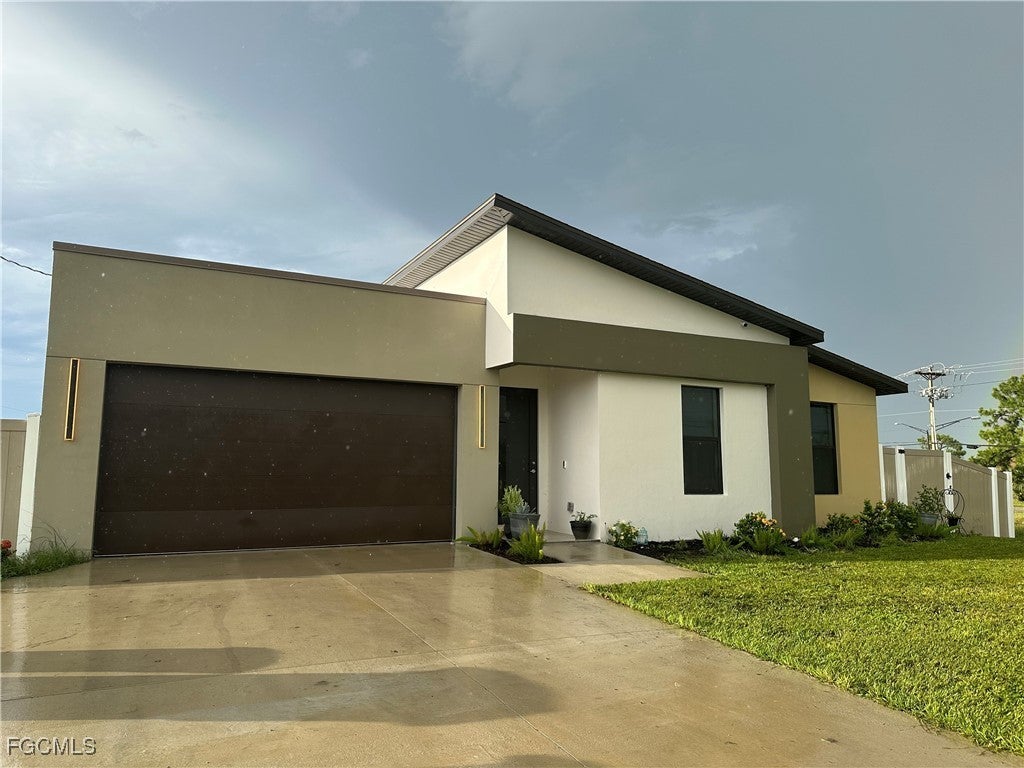 1613 N Gator Cir, Cape Coral