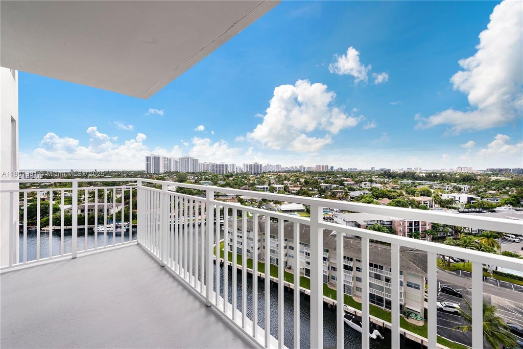 427 Golden Isles Dr 14j, Hallandale Beach