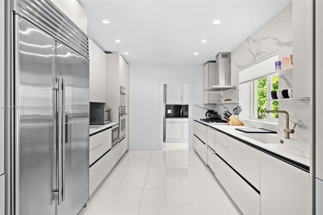 2 of 30 - 5055 N Bay Rd, Miami Beach, FL