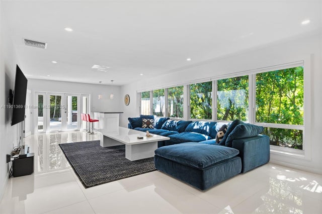 4 of 30 - 5055 N Bay Rd, Miami Beach, FL
