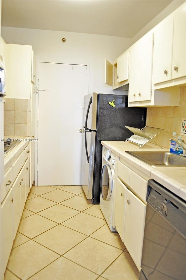 3 of 10 - 100 Lincoln Rd 441, Miami Beach, FL