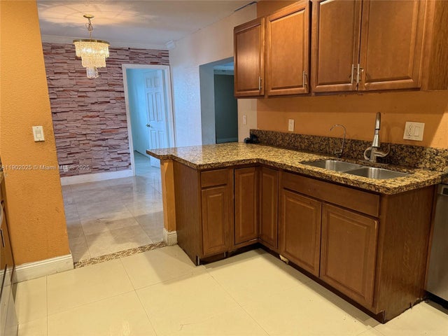 4 of 7 - 3441 Nw 40th Ct, Lauderdale Lakes, FL