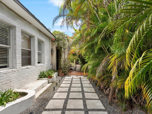 5 of 29 - 2700 Sw 4th Ave, Miami, FL