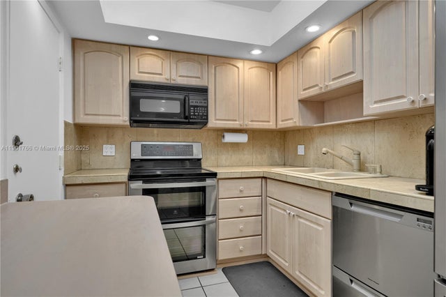 5 of 30 - 5005 Collins Ave 824, Miami Beach, FL