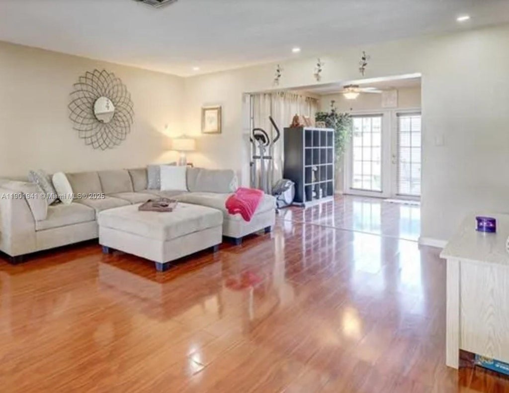 8520 Nw 10th St, Pembroke Pines