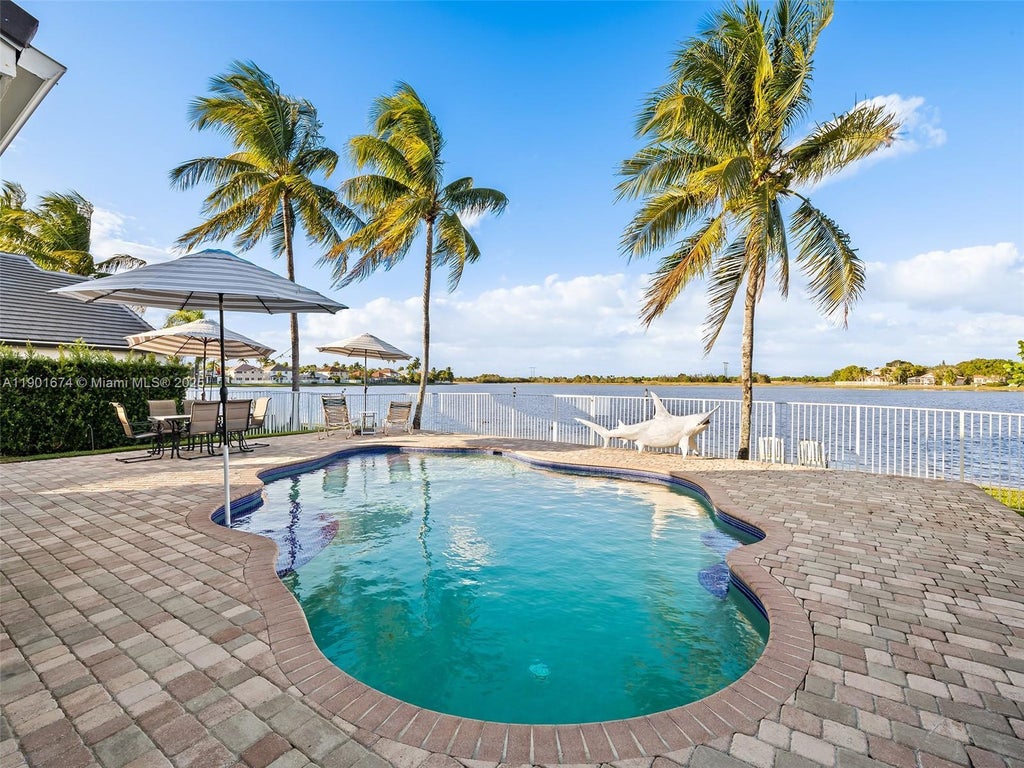 1206 Falls Blvd, Weston