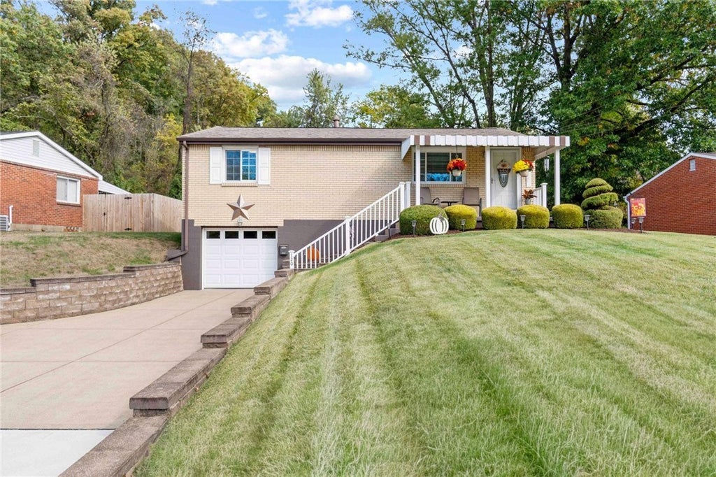 120 Holiday Park Drive, Plum Boro