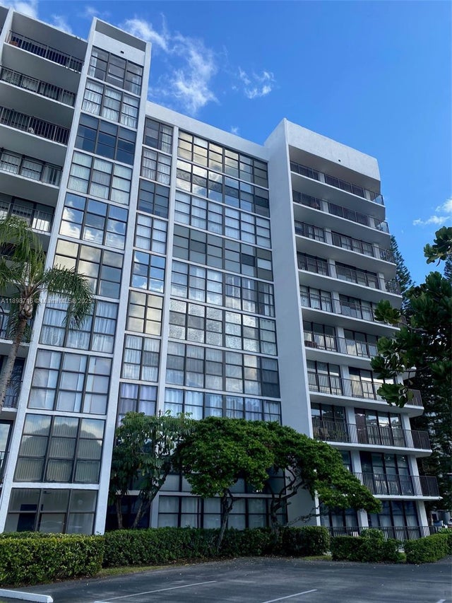 1000 Parkview Dr 427, Hallandale Beach