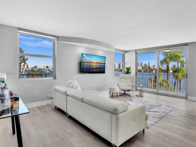 3 of 60 - 16570 Ne 26th Ave 3a, North Miami Beach, FL