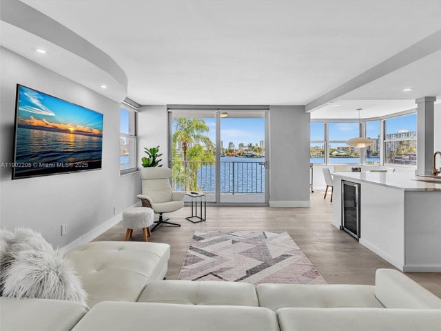 4 of 60 - 16570 Ne 26th Ave 3a, North Miami Beach, FL