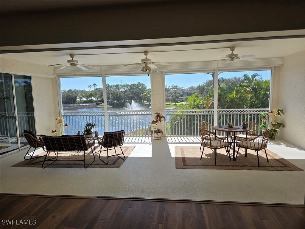 720 Waterford Dr 302, Naples
