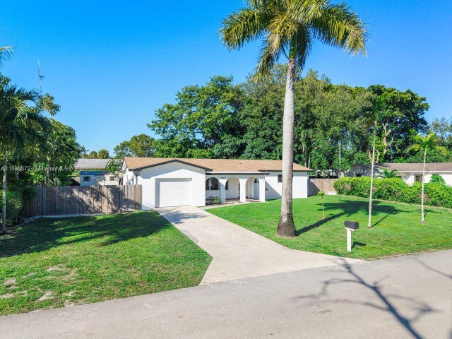 3 of 12 - 4871 Sw 36th Ct, Pembroke Park, FL