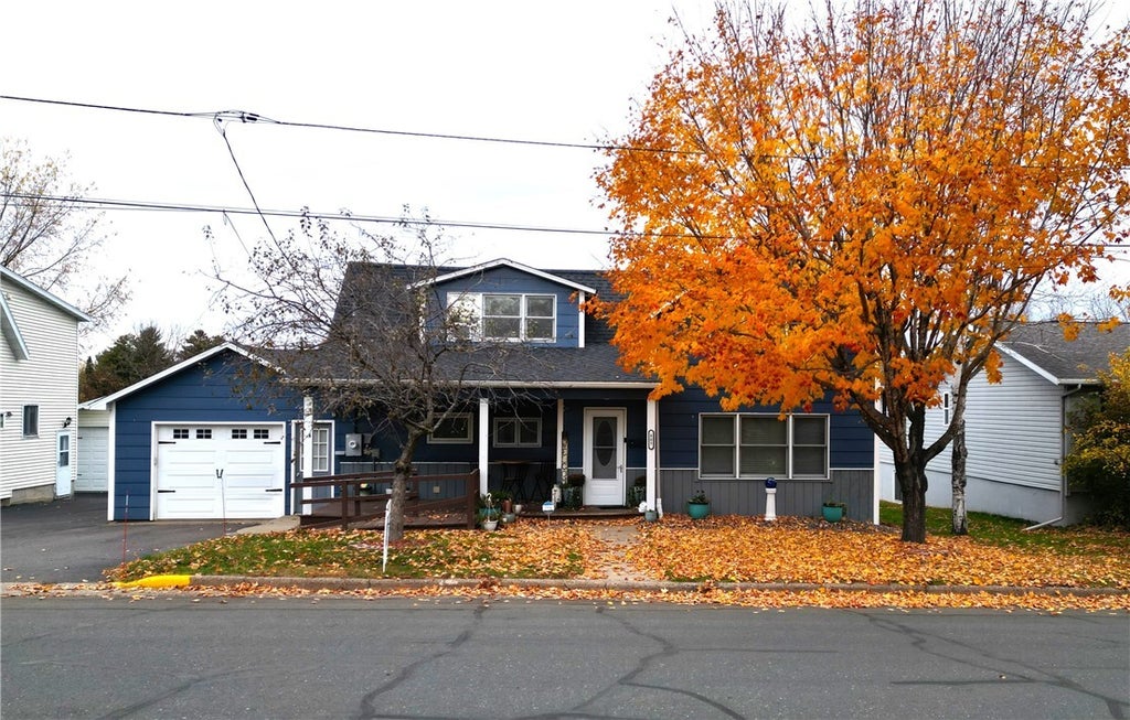 805 Lake Avenue E, Ladysmith