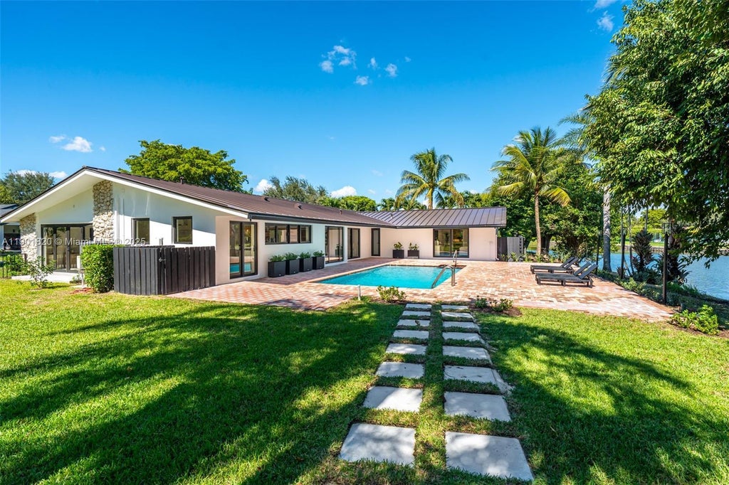 10945 Sw 75th Ct, Pinecrest