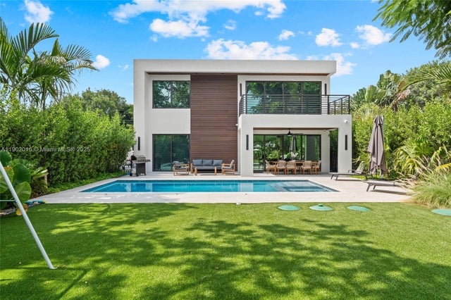 3 of 35 - 2531 Ne 182, Miami, FL