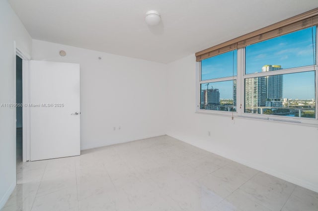 5 of 9 - 31 Se 5th St 1507, Miami, FL