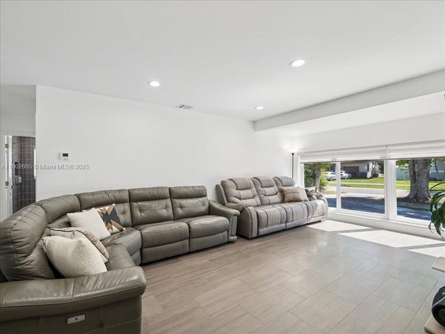 5 of 39 - 9371 Martinique Dr, Cutler Bay, FL