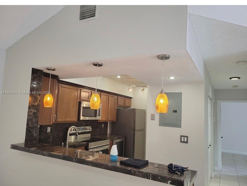 18850 Nw 57th Ave 306, Hialeah