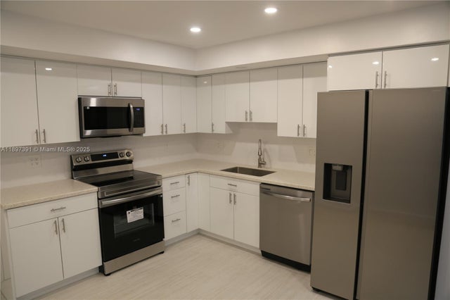 3 of 21 - 4233 Washington St, Hollywood, FL