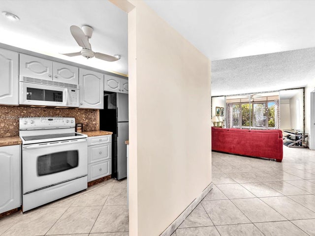 5 of 47 - 8465 Sunrise Lakes Blvd 212, Sunrise, FL