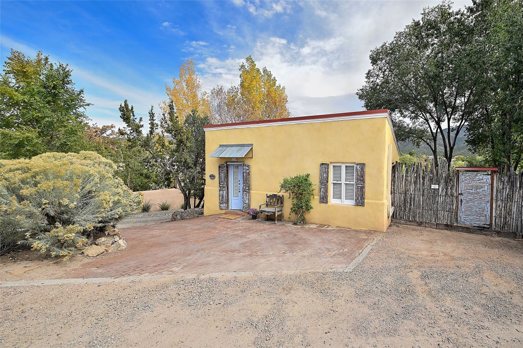 216 Lorenzo Lane, Santa Fe