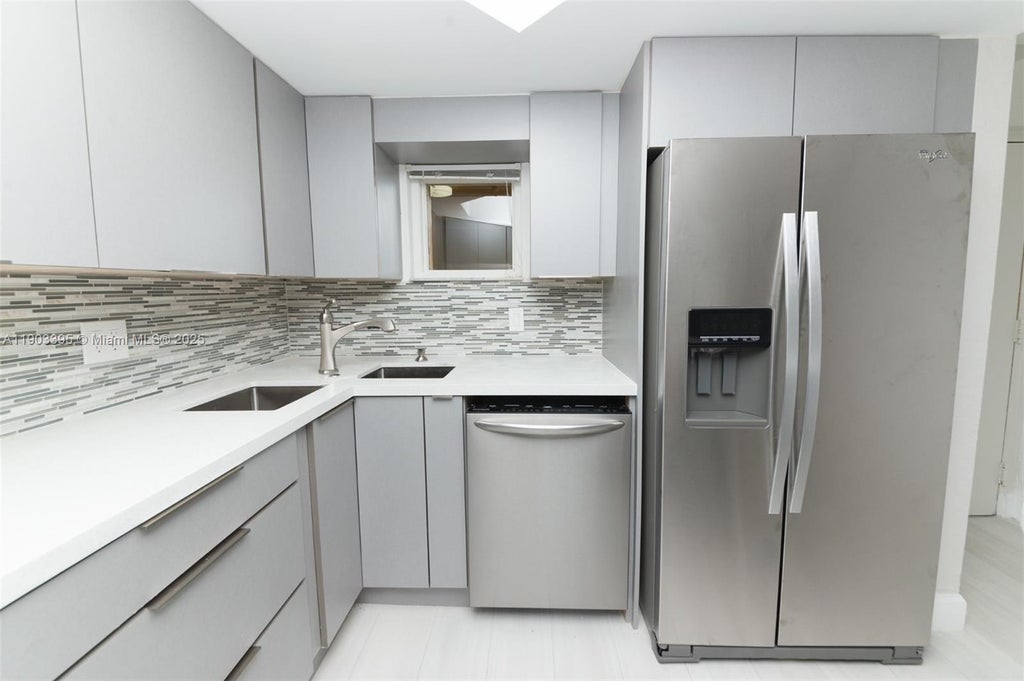 8323 Lake Dr 402, Doral