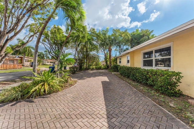 3 of 31 - 8670 Sw 27th Ln, Miami, FL