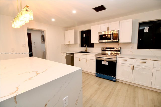 4 of 29 - 3611 Ne 17th Ave, Pompano Beach, FL