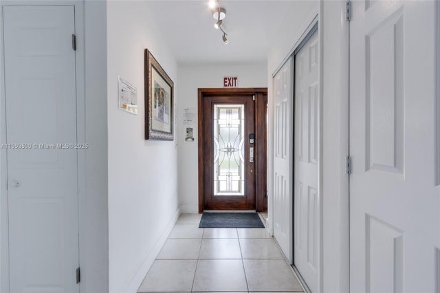 4 of 30 - 906 N 13th Ave, Hollywood, FL